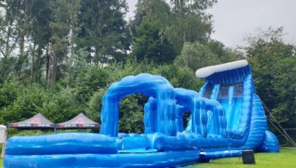 Wasserrutsche mieten riesig und blau auf der wiese
