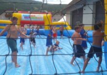 Kinder spielen Water Soccer in Hartberg