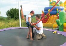 Kind wird fürs Trampolin springen befestigt