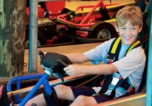 Junge strahlt im Go Kart