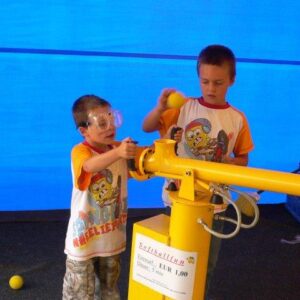 2 Jungs spielen das Softball Schieß Spiel