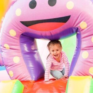 Kind klettert durch Tunnel und hat Spaß