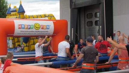 Kinder und Jugendliche haben Spaß beim Menschenkicker Spiel