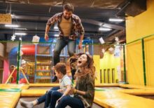 Familie springt auf einem Trampolin und lacht