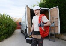 Mann mit einem Stromkabel und Nähwerkzeug Koffer