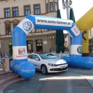 aufblasbarer Torbogen mit Werbung steht in einer Stadt